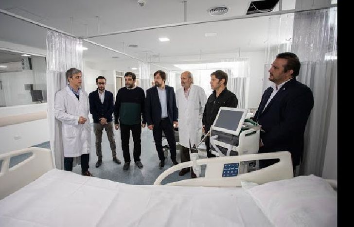 Axel Kicillof, durante su visitar al hospital donde hubo 15 contagiados.