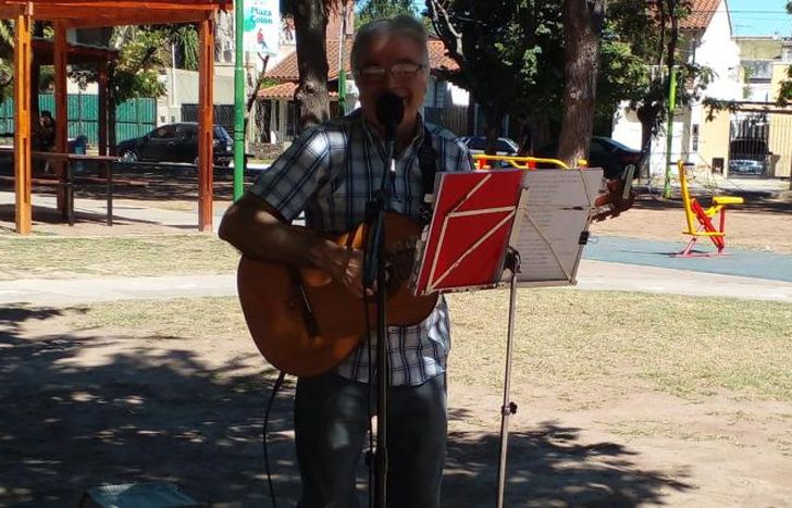 La música en vivo gracias al artista, Gabriel Orue.