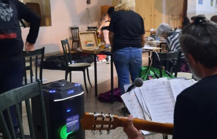 Con música en vivo para crear arte.