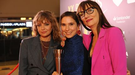 Dolores Fonzi con su galardón. Dolores Fonzi con su galardón.