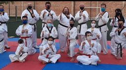 Alumnos y profesores durante la jornada de graduación.