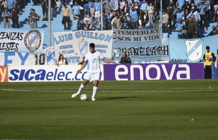 El defensor no ocultó su bronca tras la pérdida del invicto en Río Cuarto.