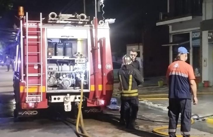 Bomberos de Lomas y Defensa Civil trabajaron en el lugar.