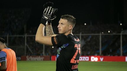Nahuel Losada, arquero de Belgrano, es el apuntado de Lanús. Nahuel Losada, arquero de Belgrano, es el apuntado de Lanús.