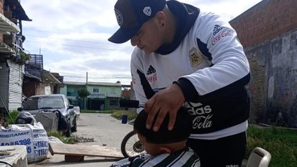 Emanuel le cortó el pelo sin costo a todos los chicos de la cuadra. Emanuel le cortó el pelo sin costo a todos los chicos de la cuadra.