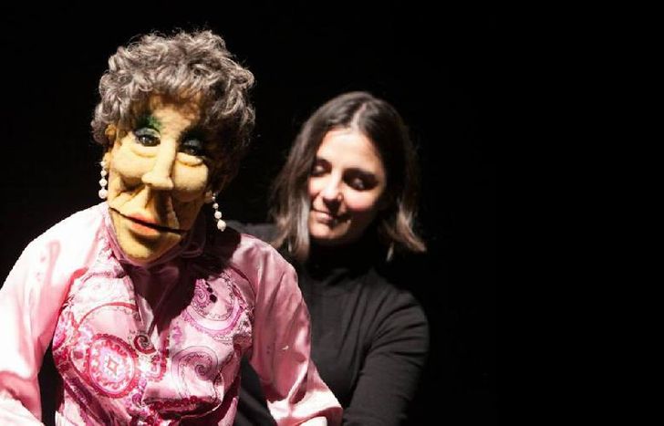 con beatriz, otro de sus personajes.