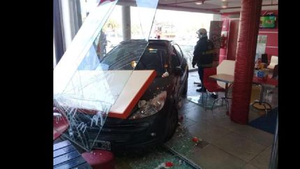 lomas: un auto se incrusto en un local de un shopping