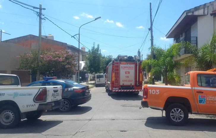 Bomberos, Policía y Defensa Civil de Lomas intervinieron en el lugar.