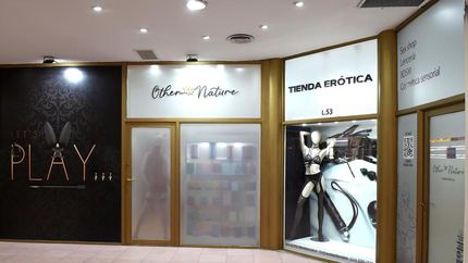 Las tiendas eróticas se presentan como un mundo para explorar.