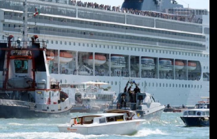 el choque se produjo en el puerto de la ciudad italiana.