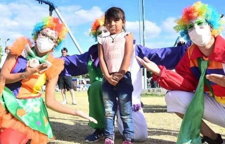 Se vistieron de payasos y salieron a la calle.
