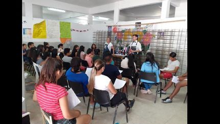 Las didácticas clases virtuales de Marcelo, el profe de peluquería del Programa Envión