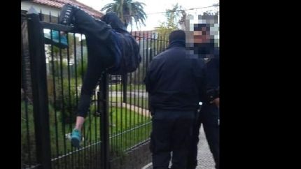 brown: un delincuente quedo atrapado en la reja de una casa que iba a robar