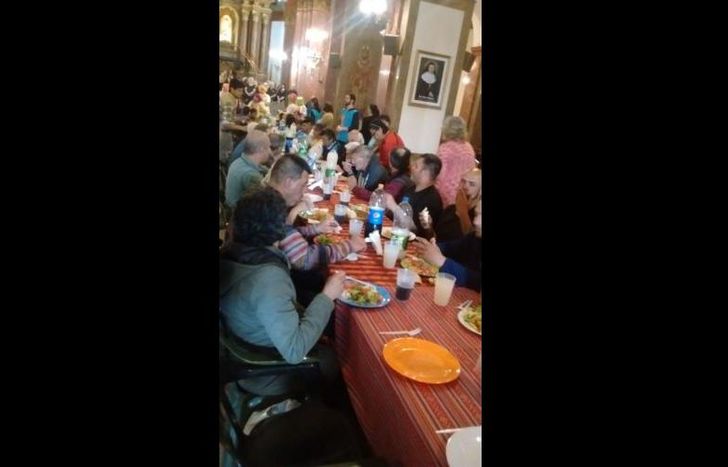 Mesas y sillas dentro del templo.