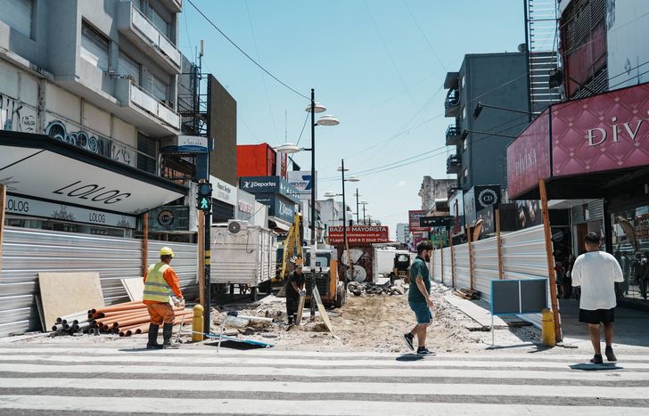 Sigue la renovación de la Peatonal Laprida, la calle más popular de Lomas de Zamora.