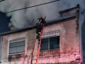 Se prendió fuego una casa de dos plantas.