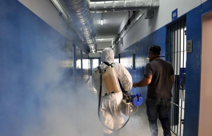 Los operativos de desinfección en escuelas y centros culturales.