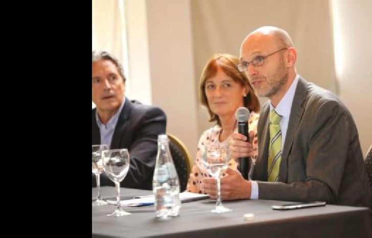 Se desempeñó en la Comisión Europea y fue consultor en Nueva Zelanda.