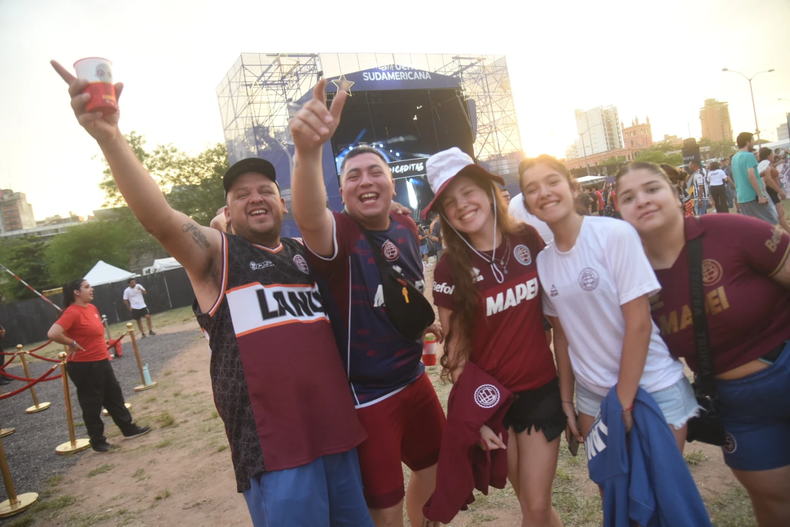 Los hinchas de Lanús viven una fiesta en Paraguay