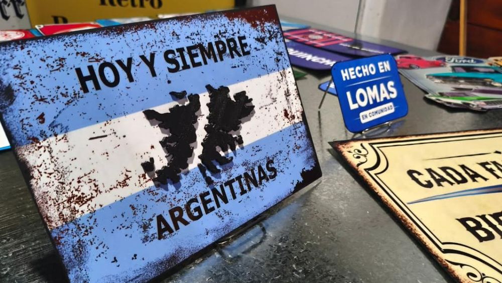 Hacen chapas decorativas, carteles y stickers.