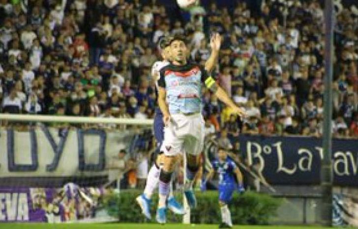 Mateo Acosta busca la pelota en las alturas.