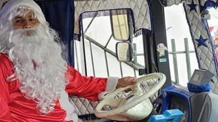 Papá Noel sorprendió a los pasajeros y los llevó a su destino.
