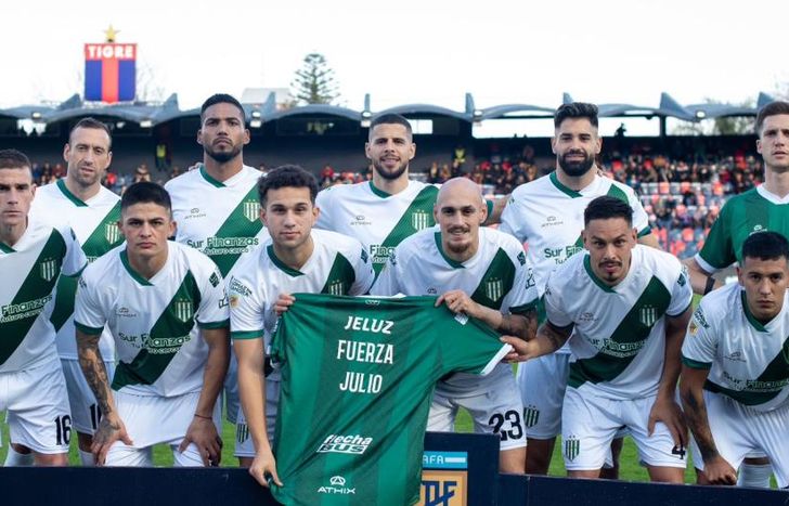 El equipo salió ante Tigre con una camiseta deseándole pronta recuperación al DT.