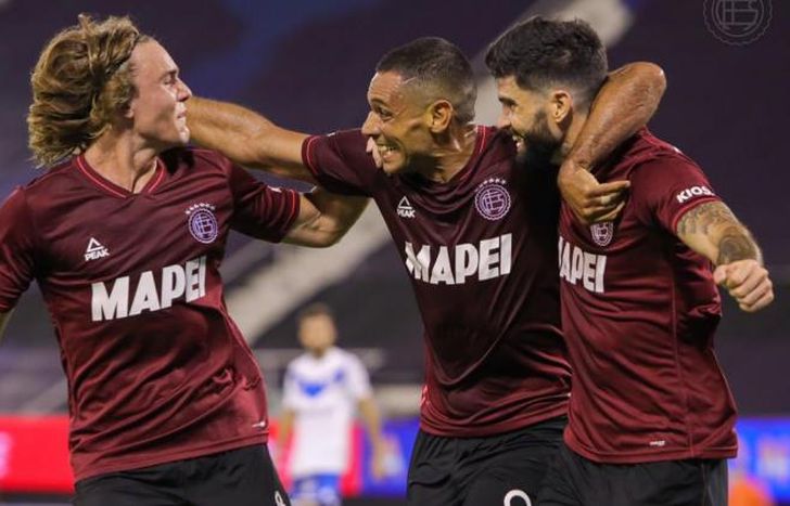 Sand, luego de su gol, celebra con De la Vega y Orsini.
