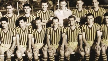 Arsenal de Llavallol y su característica camiseta marrón y amarilla. Arsenal de Llavallol y su característica camiseta marrón y amarilla.