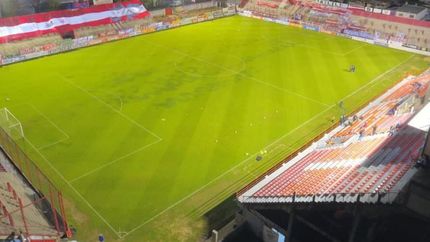 Las obras en el campo de juego se complementan con las tribunas. Las obras en el campo de juego se complementan con las tribunas.