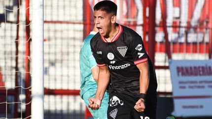 Villarreal selló la goleada en Lomas.