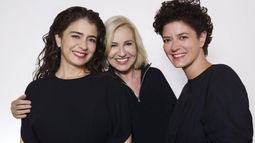 Las protagonistas y la directora.