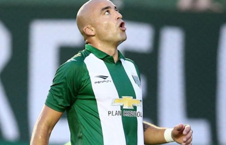 Una publicación en Twitter sobre Santiago Silva generó revuelo en Banfield.