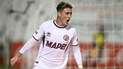 El delantero volvió del fútbol ruso para ganarse un lugar en Lanús