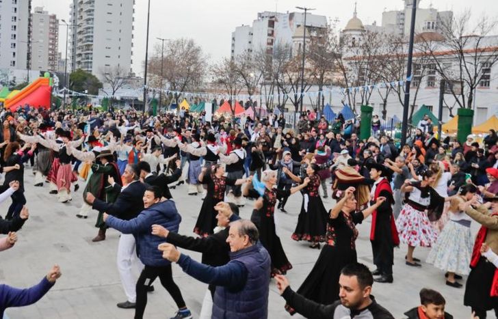 Un festejo a pleno en el centro de Lomas.