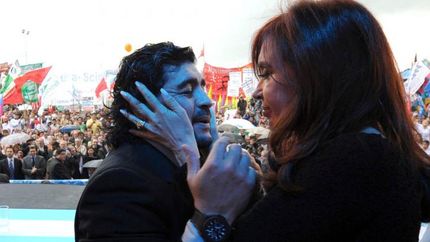 El saludo entre Diego Maradona y Cristina Kirchner.