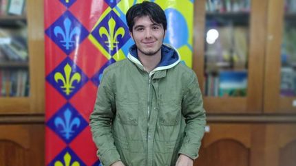 Un gran estudioso que gracias a su perseverancia logró obtener el primer puesto. Un gran estudioso que gracias a su perseverancia logró obtener el primer puesto.