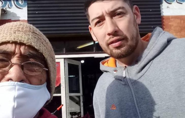 Con uno de sus hijos, que tiene local cerca del club Los Andes.