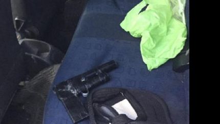 en el interior del auto tenía tres armas tumberas.