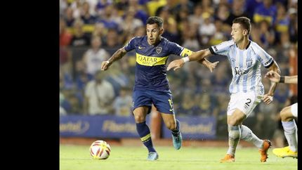Tevez, que fue titular, no pudo gravitar en ataque.