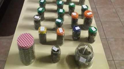 Secuestraron 28 frascos de vidrio con marihuana. Secuestraron 28 frascos de vidrio con marihuana.