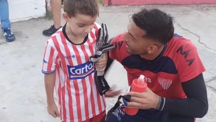 mas que un sueno: el gesto de sebastian lopez con un nene de los andes mas que un sueno: el gesto de sebastian lopez con un nene de los andes