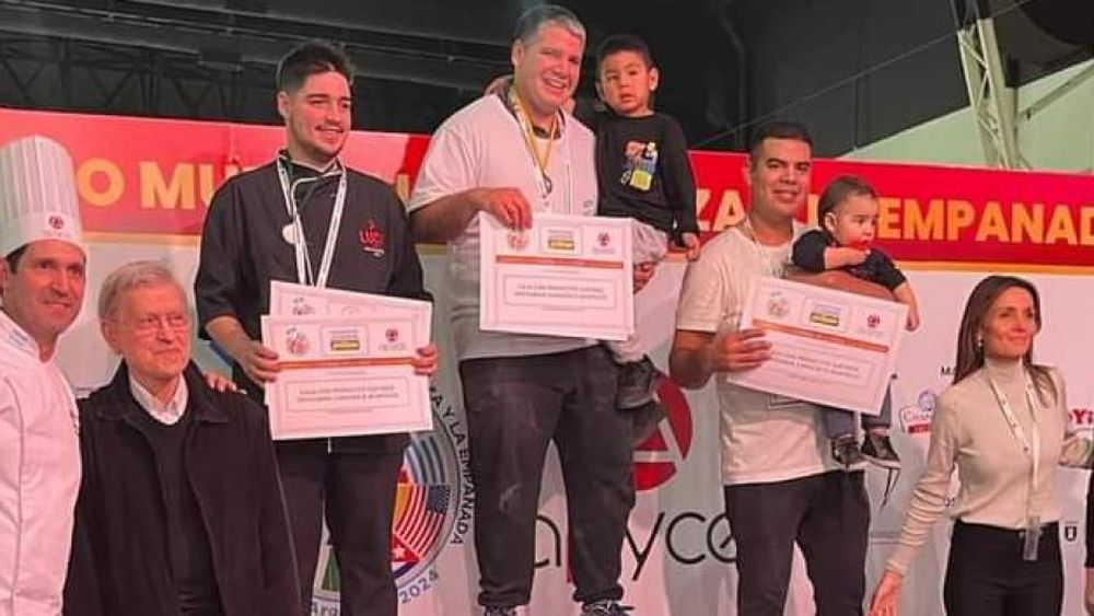 El dueño de una pizzeria de Centenario feliz en el podio del mundial.