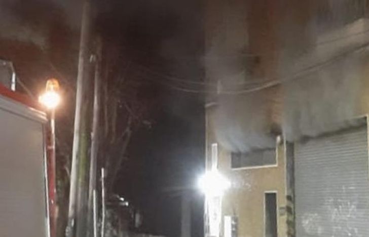 Del taller salió una intensa humareda que asustó a los vecinos de Llavallol.