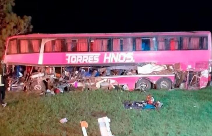 Así quedó el micro tras el trágico choque.
