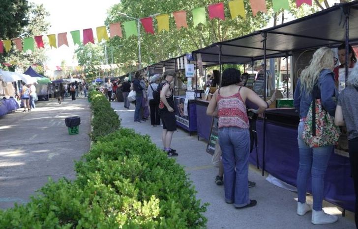 Los puestos son atendidos por productores locales autogestivos.