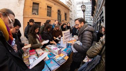 suelta de libros contra los despidos en telam
