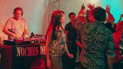 Los vecinos bailaron al ritmo de la música de los 90.