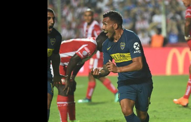 Tevez, que ingresó en el complemento, anotó el 2-1 parcial y fue una de las figuras.