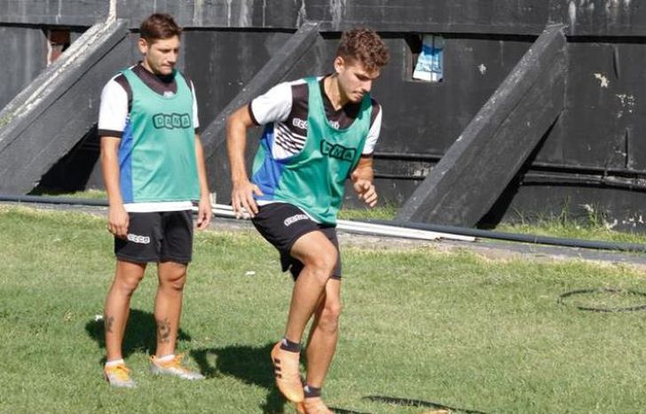 El equipo de Gerli se pone a punto en el estadio.